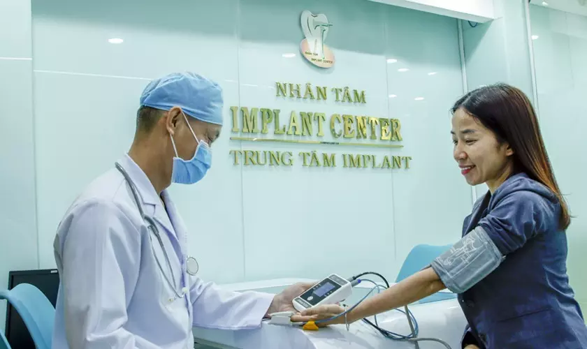 Kiểm tra huyết áp để đánh giá tình trạng sức khỏe khách hàng trước khi trồng Implant