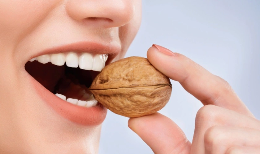 Lưu ý không dùng răng để nhai cắn vật cứng