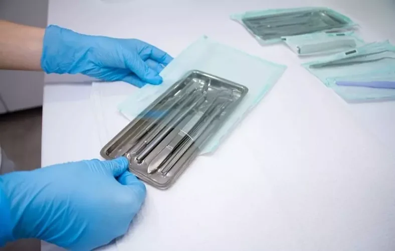 Phân loại dụng cụ trước khi khử khuẩn