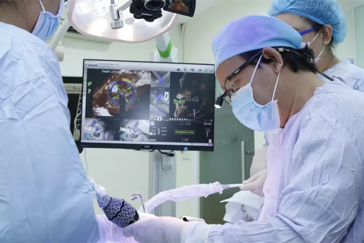 Tiến sĩ, Bác sĩ Võ Văn Nhân ứng dụng công nghệ trồng răng Implant bằng robot định vị