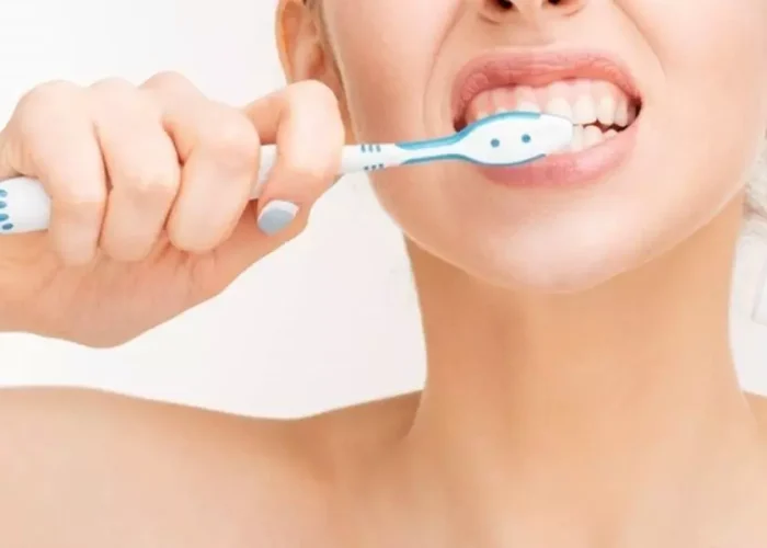 Vệ sinh răng miệng không đúng cách sẽ khiến cho trụ implant bị viêm