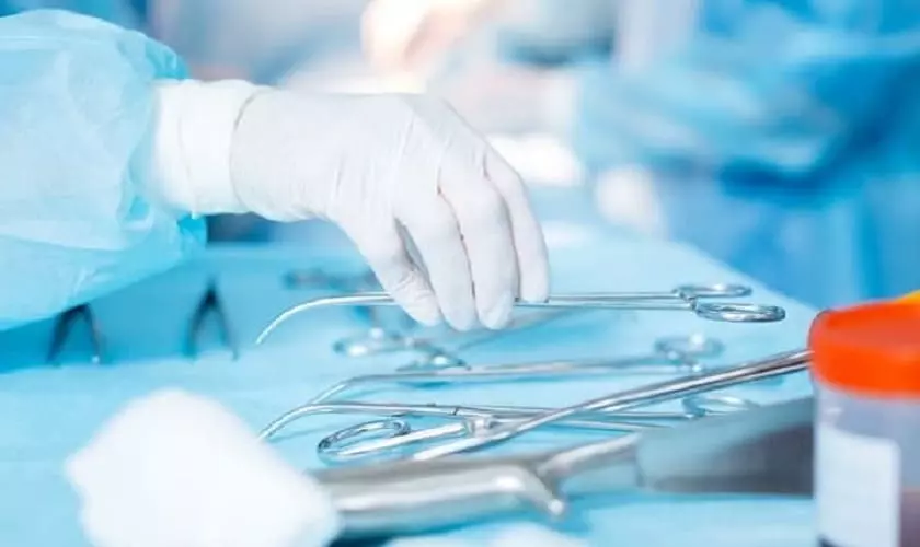 Vô trùng dụng cụ trước khi phẫu thuật trồng răng Implant