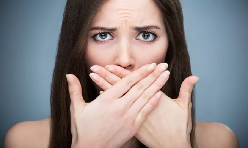 Trồng răng Implant có bị hôi miệng không