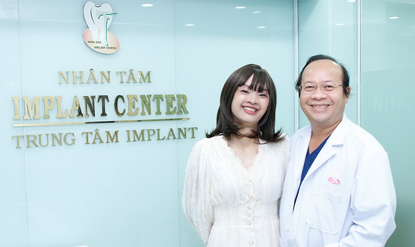 Nụ cười tươi của Hạnh cùng Tiến sĩ Bác sĩ Võ Văn Nhân