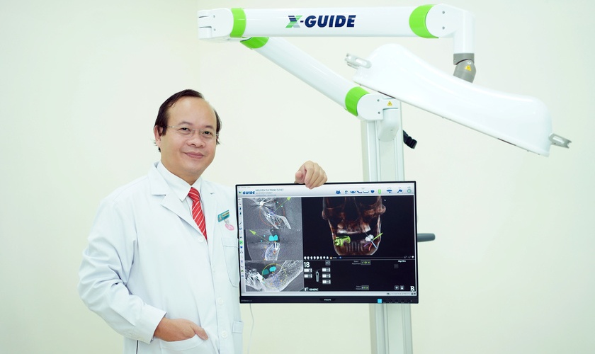 Tiến sĩ, Bác sĩ Võ Văn Nhân là bác sĩ đầu tiên tại Việt Nam ứng dụng thành công Robot định vị X-Guide vào trồng răng Implant