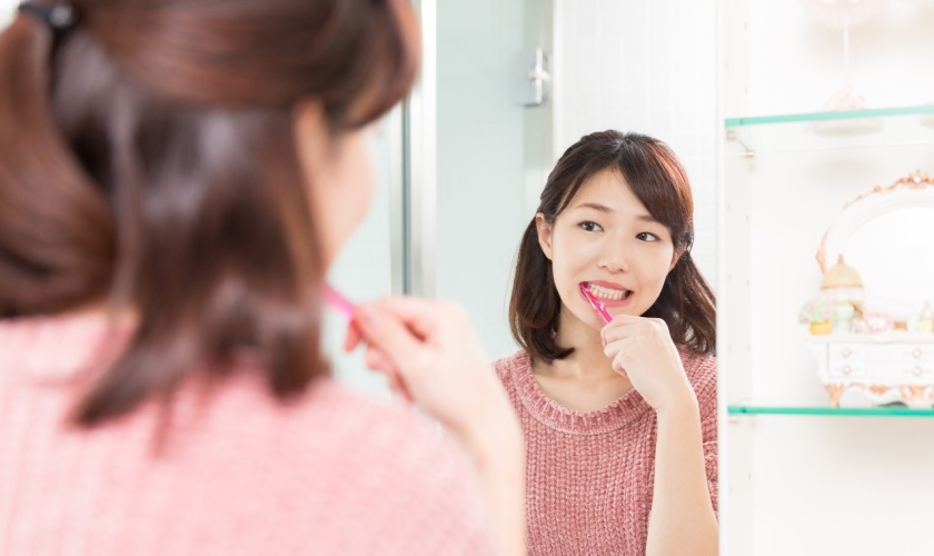 Cần vệ sinh răng miệng nhẹ nhàng sau khi cấy ghép Implant