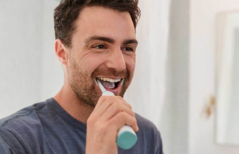 Vệ sinh răng miệng dễ dàng sau khi trồng răng Implant