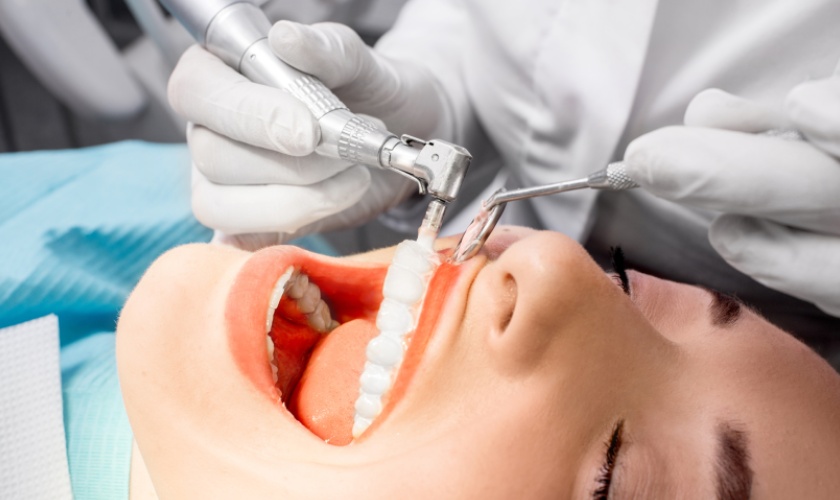 Thực hiện cạo vôi răng định kỳ để bảo vệ sức khỏe răng miệng