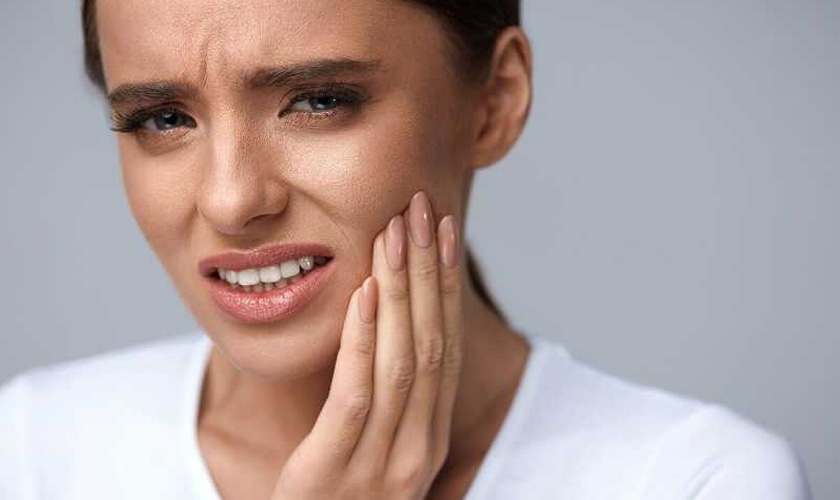 Vì cần mài răng nên khách hàng sẽ có cảm giác hơi ê buốt khi làm cầu răng sứ