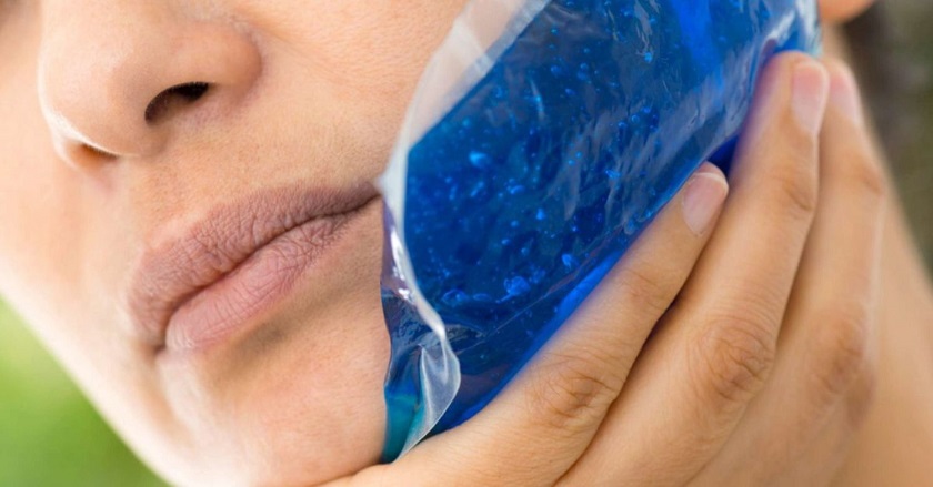 Chườm lạnh để giảm sưng đau sau phẫu thuật trồng Implant