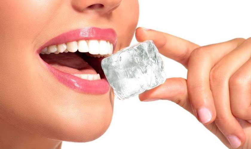 Thức ăn cứng làm tác động lực cắn mạnh làm tổn thương răng