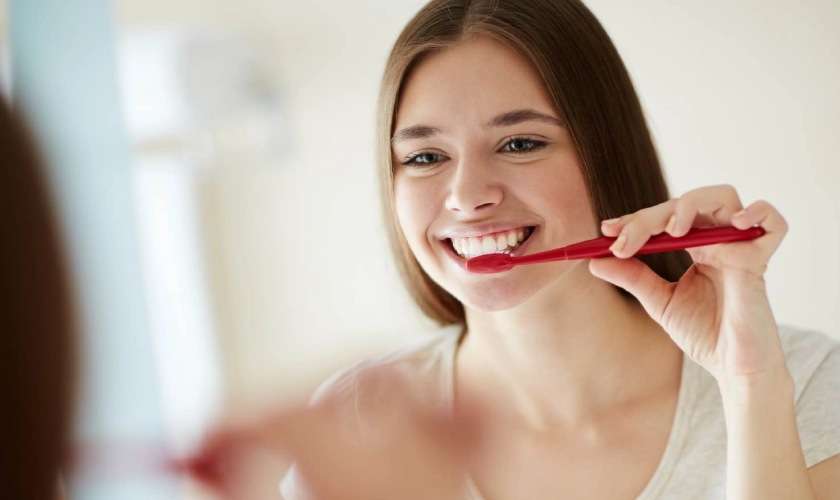 Vệ sinh răng miệng đúng cách giúp kéo dài tuổi thọ của răng implant