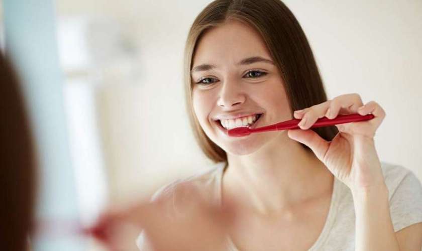 Vệ sinh răng miệng đúng cách để tăng tuổi thọ răng Implant