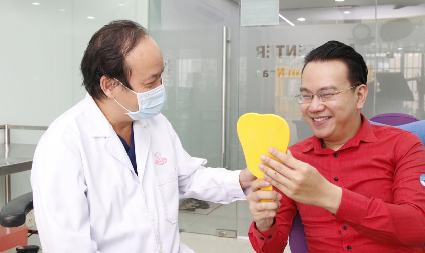 Khám phá ngay giá trồng răng sứ Implant chi tiết nhất 2023 30 1 Nu cuoi hai long cua khach hang khi su dung dich vu tai implant center