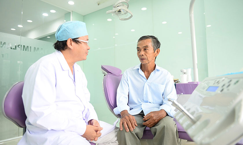 Bác sĩ thăm khám và tư vấn cho khách hàng
