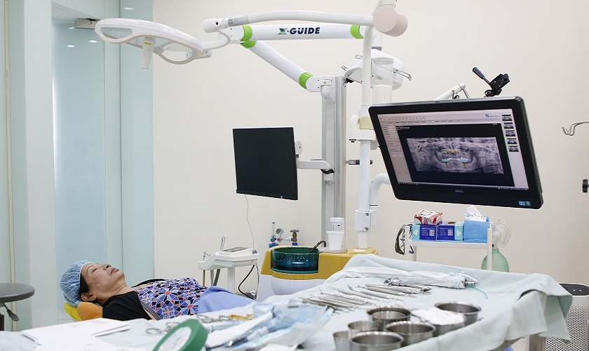 Robot định vị giúp kỹ thuật cắm trụ răng implant chuẩn xác nhất