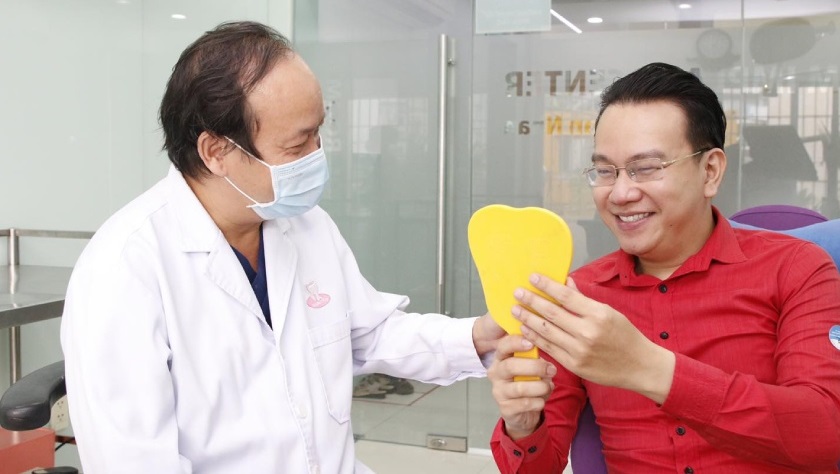 Tái khám định kỳ theo lịch hẹn với bác sĩ sau khi cấy ghép Implant