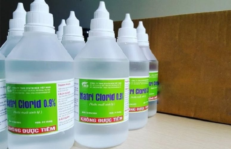 Nên sử dụng nước muối sinh lý 0,9% mua tại hiệu thuốc để súc miệng
