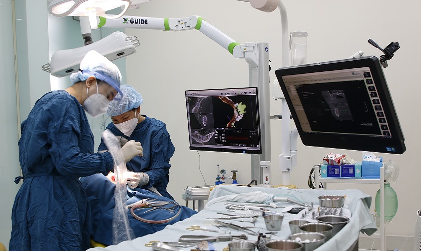 Trồng răng Implant cho người già bằng công nghệ định vị tối tân tại Implant Center