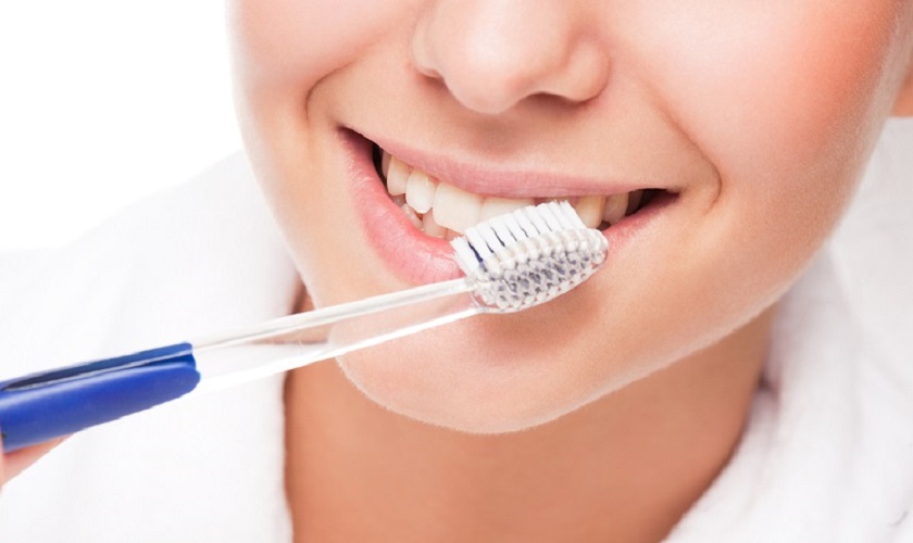 Để trồng răng Implant thành công khách hàng cần giữ vệ sinh răng miệng tốt