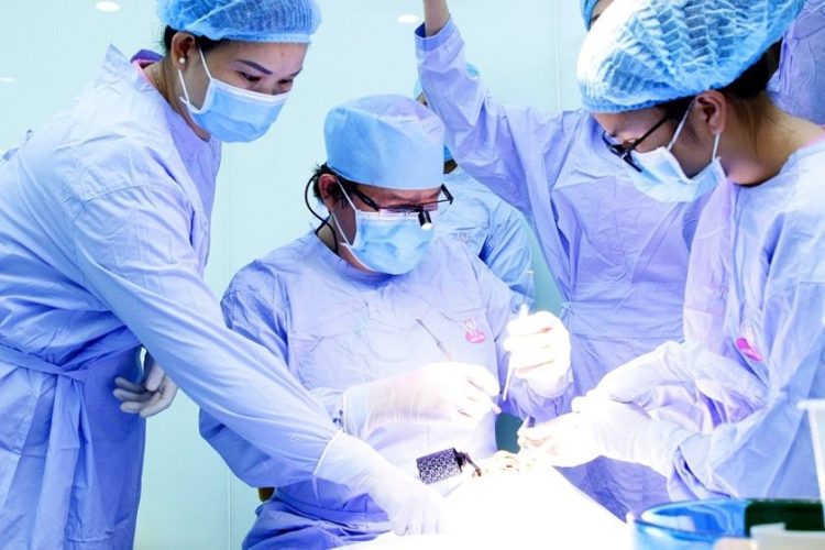 Tiến sĩ, Bác sĩ Võ Văn Nhân đã thực hiện thành công ca khâu vá màng xoang bị thủng lớn và trồng răng Implant cho khách hàng