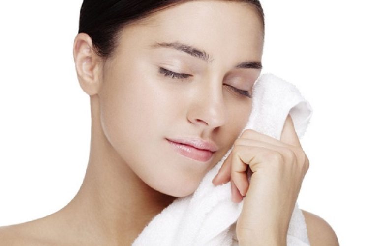 Bạn có thể sử dụng khăn sạch hoặc túi chườm để cải thiện các triệu chứng sưng tấy