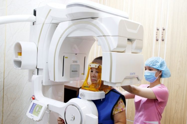 Khách hàng cần chụp CT để đánh giá tình trạng xương hàm