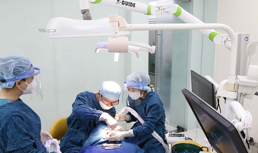 Giám sát bằng thị giác của công nghệ định vị X-Guide giúp bác sĩ xác định và đặt trụ Implant chính xác