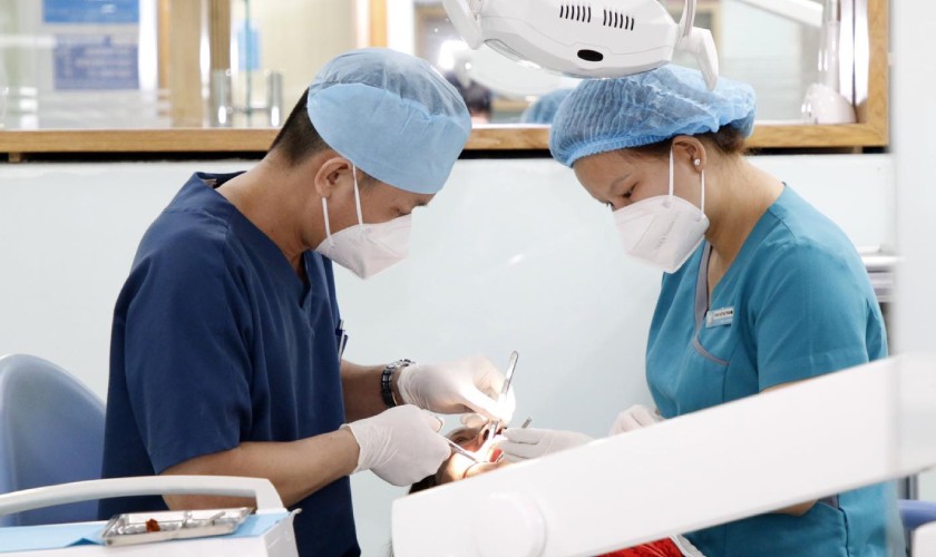 Thăm khám tại nha khoa để chẩn đoán chính xác và điều trị phù hợp khi răng Implant bị rớt