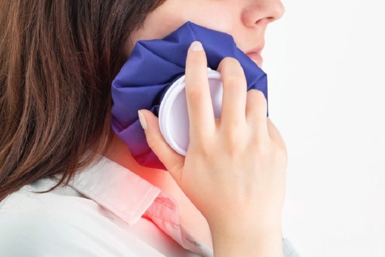 Chườm ấm sau khi cấy ghép Implant vài ngày để làm tan máu bầm