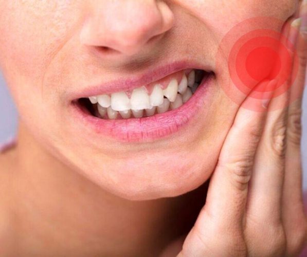 Sưng đau kéo dài là biểu hiện bất thường sau cấy ghép Implant