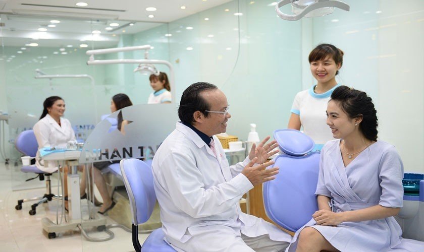 Bác sĩ hướng dẫn cho khách hàng cách chăm sóc sau hậu phẫu