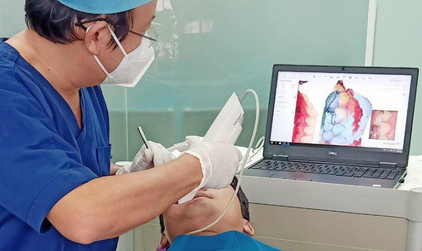 Thăm khám với bác sĩ nha khoa để được tư vấn chính xác về dòng trụ Implant phù hợp