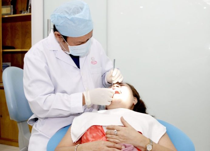 Thăm khám với bác sĩ nha khoa để biết người trung niên có trồng răng Implant được không