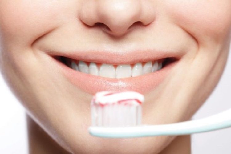 Vệ sinh răng miệng thường xuyên và đúng cách để kéo dài tuổi thọ của phục hình trên Implant
