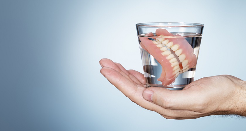 Ngâm răng tạm trong nước sạch khi không sử dụng