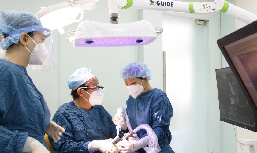 Ứng dụng công nghệ định vị X-Guide Navigation vào trồng răng Implant tại Implant Center