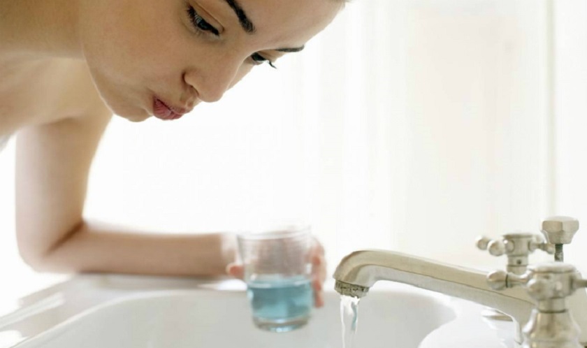 Nhổ bỏ toàn bộ nước muối ra ngoài sau khi súc miệng