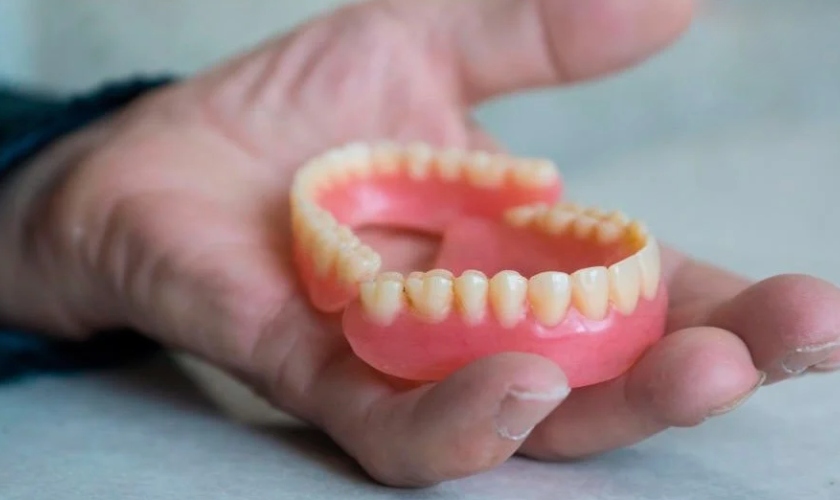 Răng giả tháo lắp gặp nhiều khó khăn