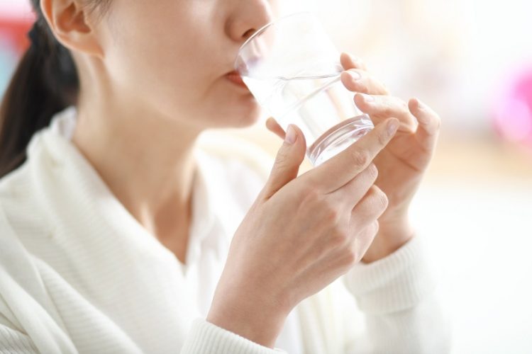 Nên uống nhiều nước để giúp cơ thể thanh lọc và đào thải độc tố