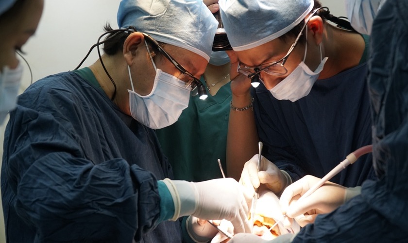 Lựa chọn nha khoa uy tín với các bác sĩ tay nghề giỏi để không phải lo lắng ghép xương nhân tạo tỉ lệ thành công bao nhiêu