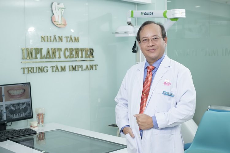 Tiến sĩ, Bác sĩ Võ Văn Nhân - Giám đốc Implant Center đã trực tiếp thăm khám và điều trị cho chú Tạ Mạnh Hùng