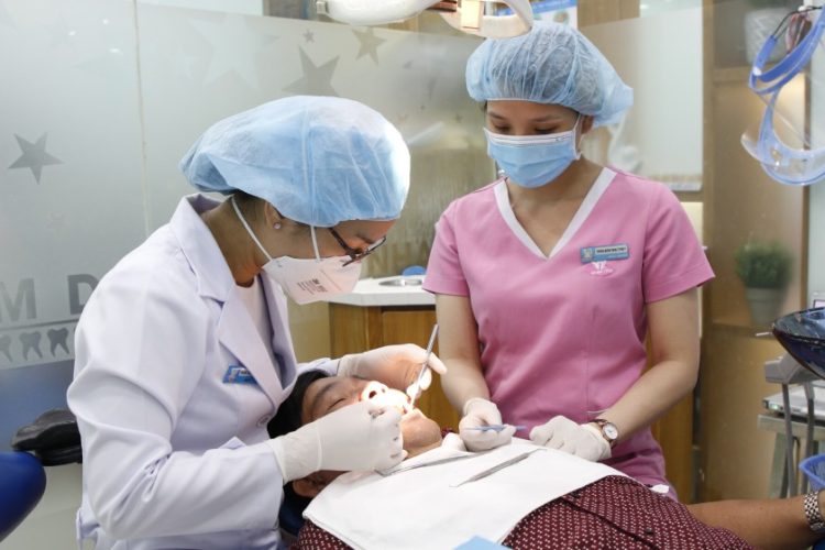 Khách hàng nên tái khám theo lịch hẹn với bác sĩ nha khoa