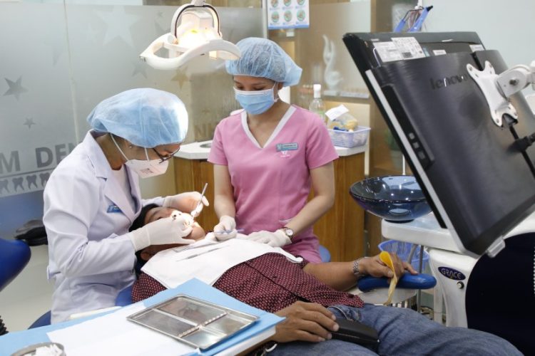 Thăm khám với bác sĩ nha khoa để biết chính xác mới nhổ răng có trồng Implant được không trong trường hợp của mình