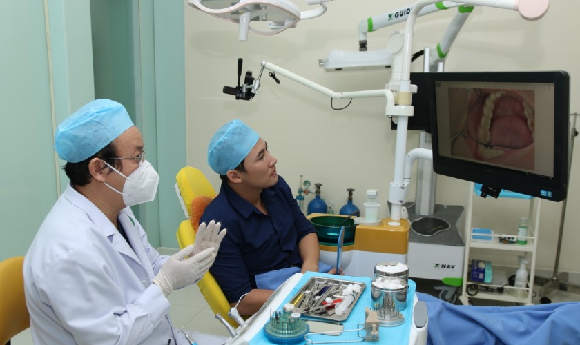 Tham khảo ý kiến bác sĩ trước khi quyết định nên trồng răng Implant hay bắc cầu răng sứ