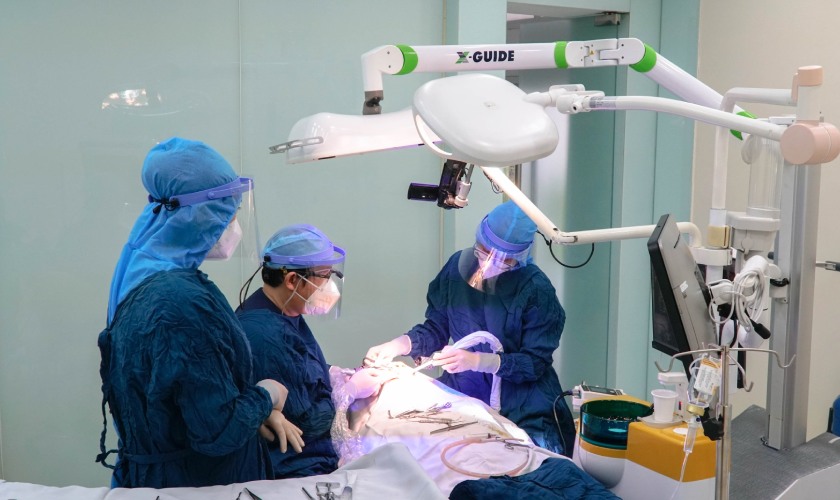 Đội ngũ bác sĩ tại Implant Center trong một ca cấy ghép Implant với công nghệ định vị