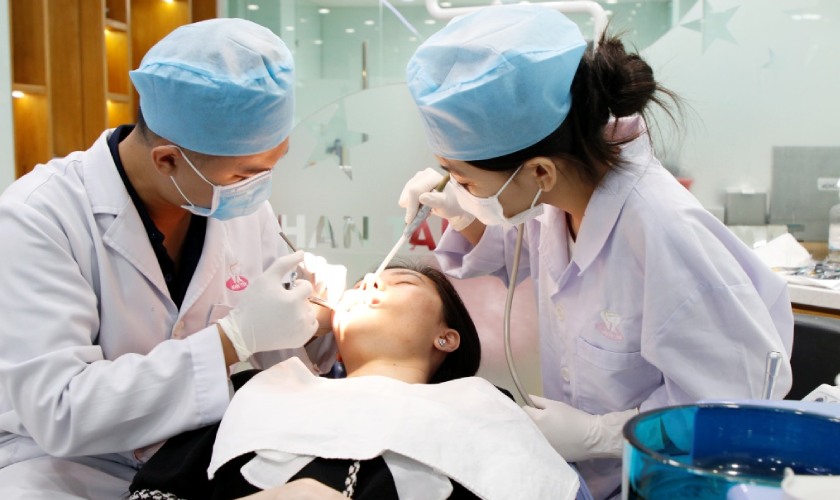 Thăm bác sĩ nha khoa định kỳ theo lịch hẹn để theo dõi sức khỏe răng miệng