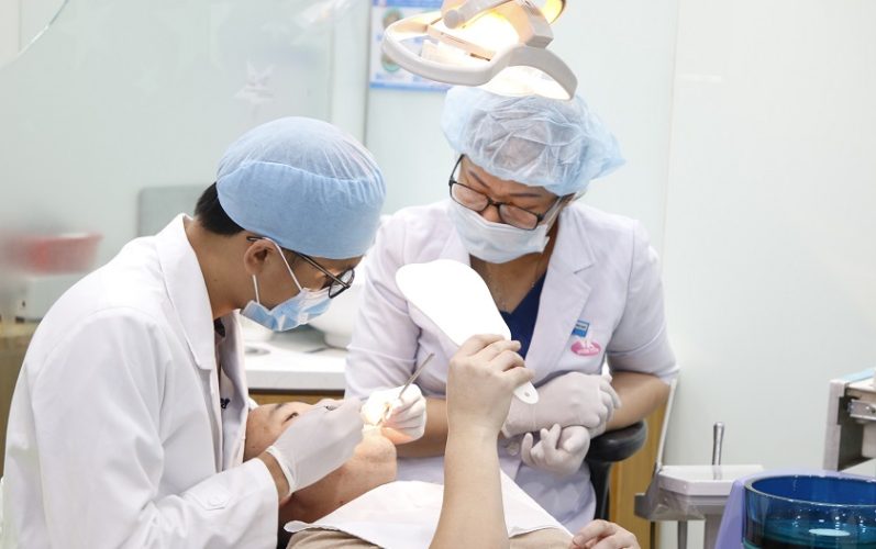 Thăm khám tại nha khoa uy tín để được bác sĩ tư vấn chính xác