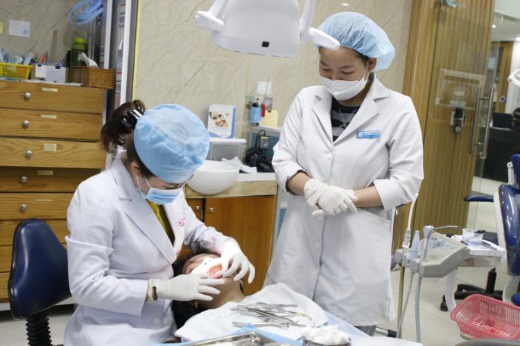 Tái khám tại nha khoa theo lịch hẹn để kiểm soát sức khỏe răng miệng và hàm giả