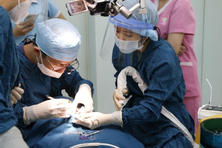 Trồng răng Implant đòi hỏi bác sĩ tay nghề cao và sự hỗ trợ từ công nghệ hiện đại